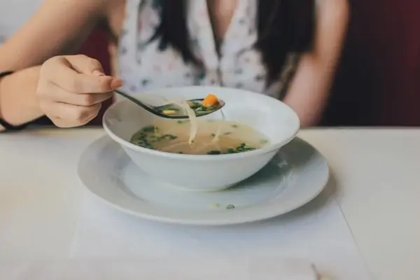sopa con fideos en cuenco de ceramica