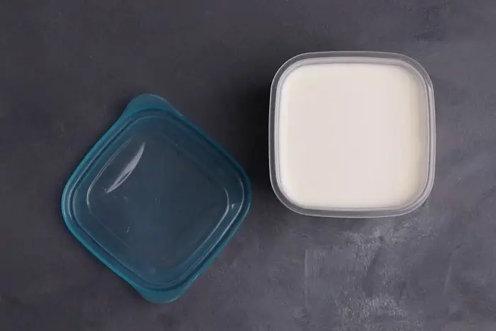 suero de mantequilla en recipiente