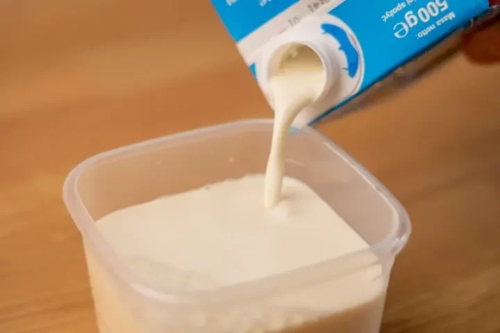 Verter la leche evaporada