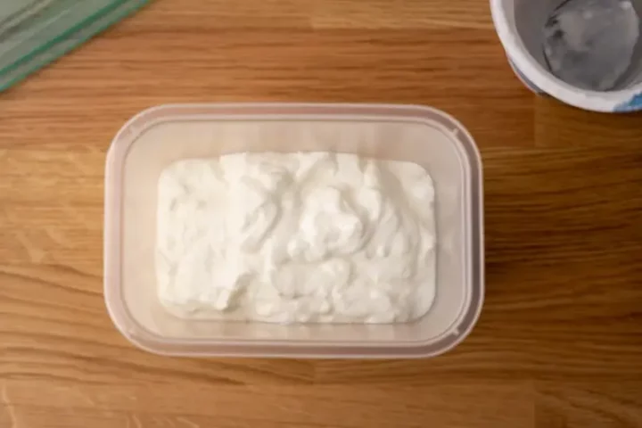 yogur en recipiente