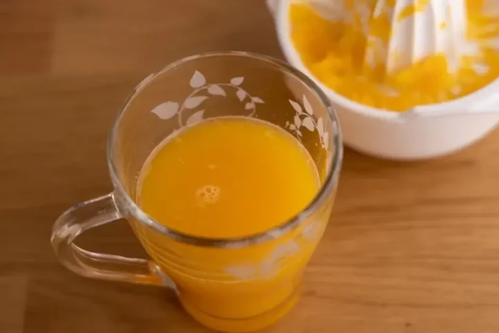 zumo de naranja recien exprimido