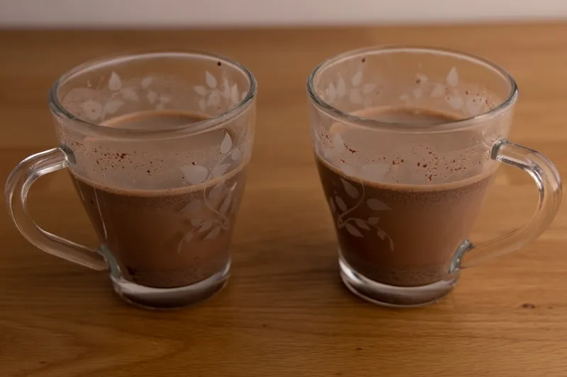 dos tazas de chocolate caliente