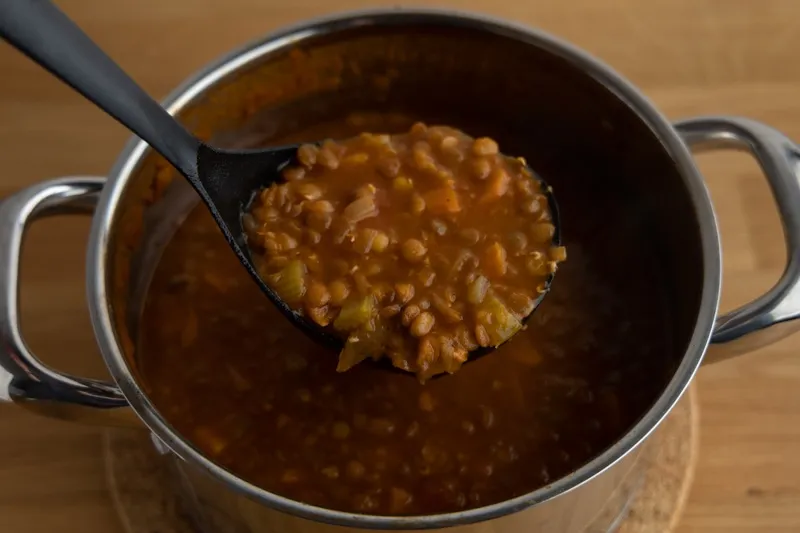 sopa de lentejas en cucharon