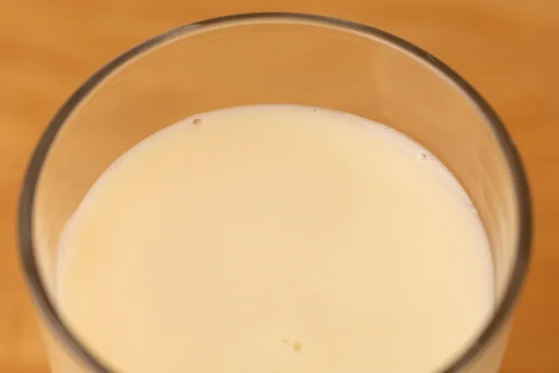 primer plano del vaso de leche de avena