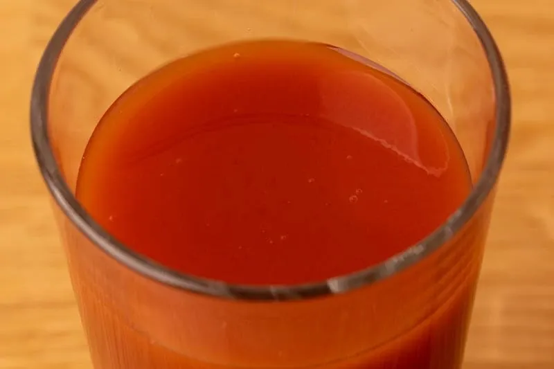 zumo de tomate desde arriba