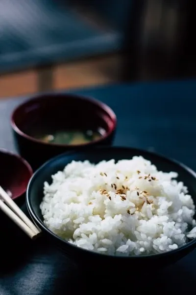arroz con sesamo en cuenco negro
