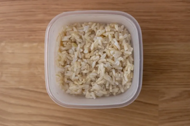 arroz integral cocido en un recipiente 7
