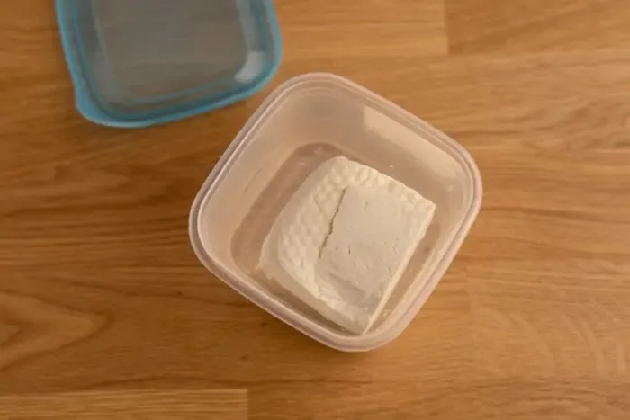 conservar el tofu sumergido en agua
