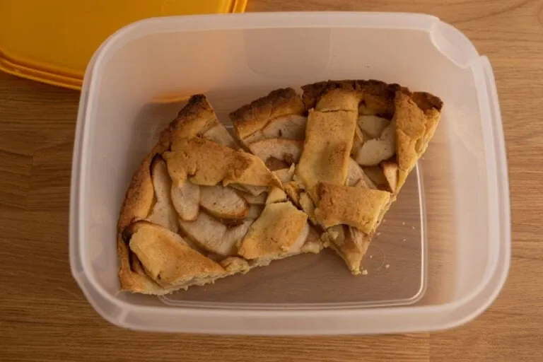 conservar la tarta de manzana en un recipiente