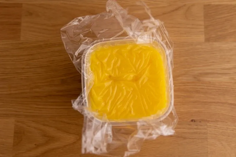 cuajada de limon caliente cubierta con film transparente