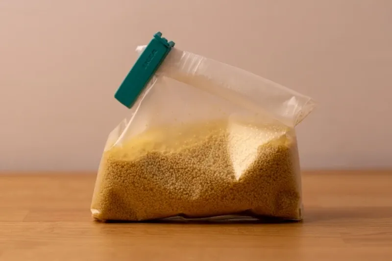cuscus seco cerrado con pinzas para bolsas