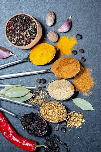 especias multicolores para una cocina sana y sabrosa sobre fondo negro