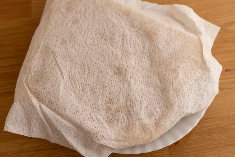focaccia descongelada toalla de papel mojada