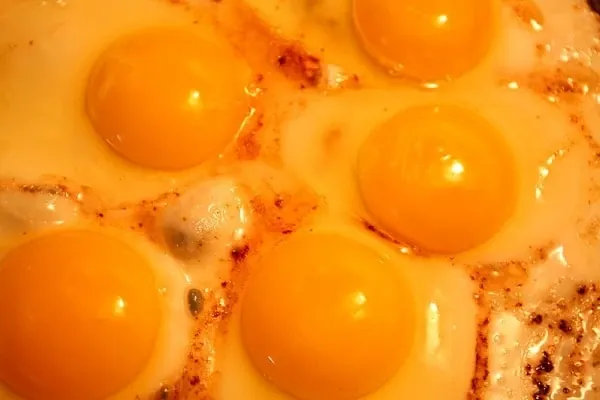huevos cocidos en grasa de tocino
