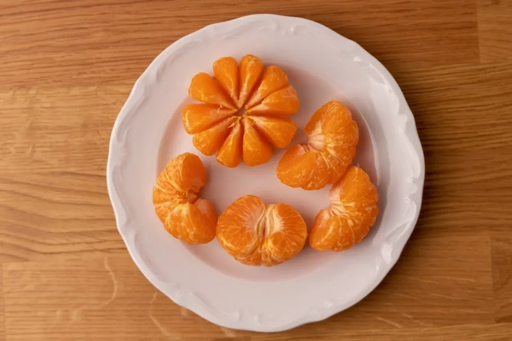 mandarinas peladas y cortadas por la mitad