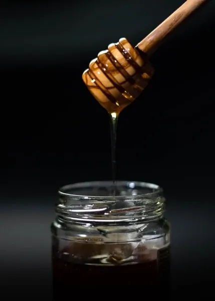 miel goteando del panal