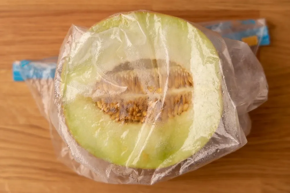 mitad de melon en bolsa de congelacion