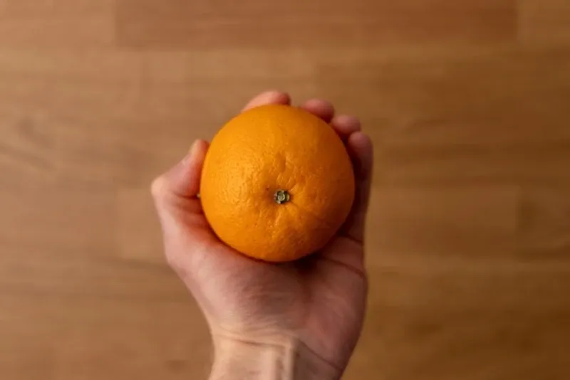 naranja en mano 8