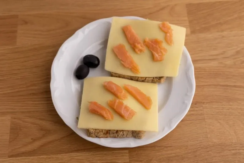 pan con queso y salmon ahumado