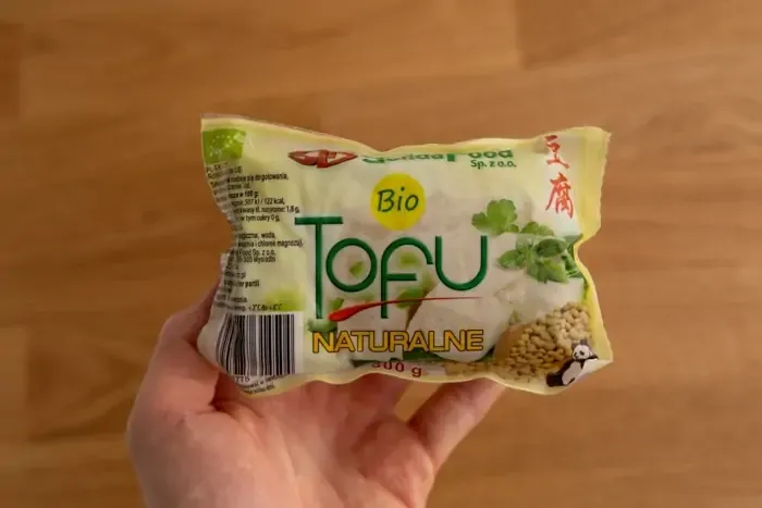 paquete de tofu en la mano
