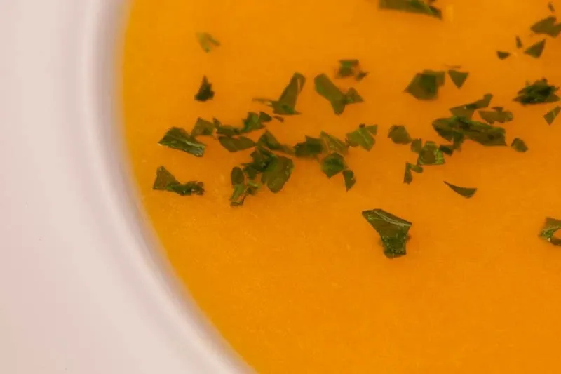 primer plano de la sopa cremosa de zanahoria