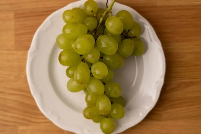 ramillete de uvas en el plato