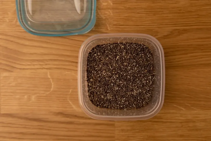 semillas de chia en un recipiente hermetico 7