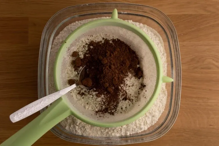 tamizar el cacao en polvo y la harina