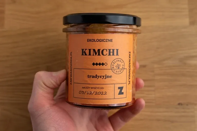 tarro de kimchi en mano