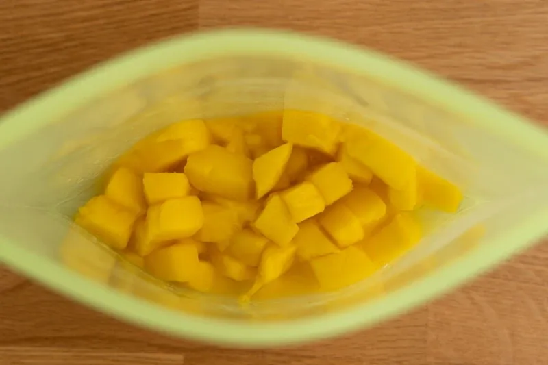 trozos de mango descongelados