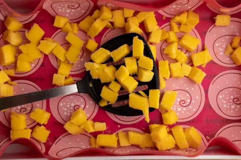 trozos de mango despues de la precongelacion