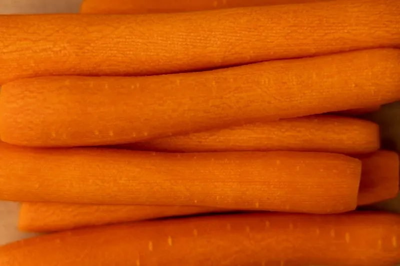 un manojo de zanahorias peladas